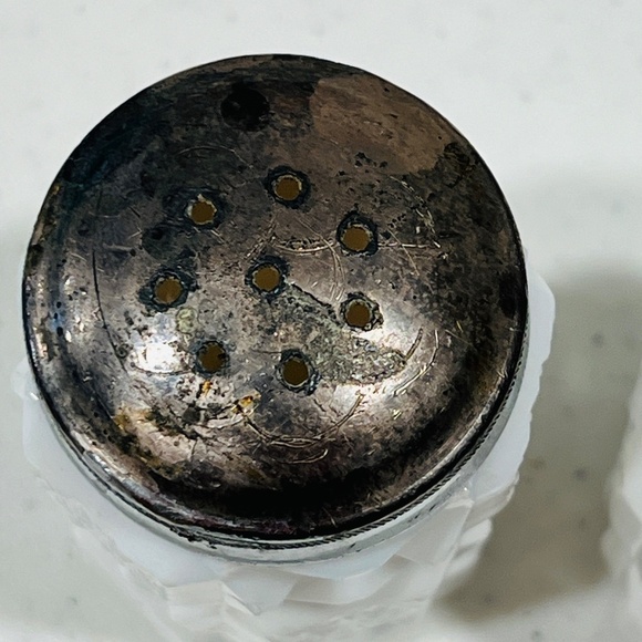 VINTAGE WESTMORELAND MILK GLASS OLD QUILT SALT & PEPPER SHAKERS SET - Picture 4 of 6